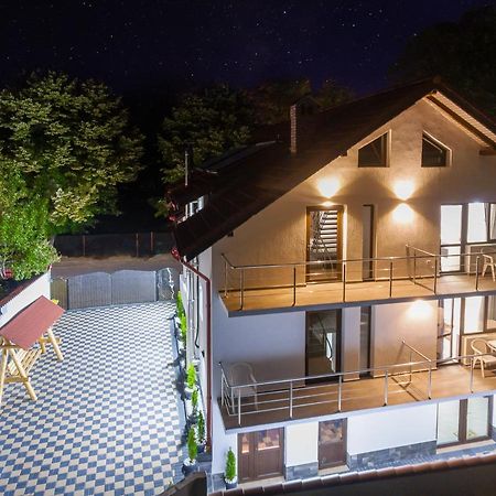 Pensiunea D & Ylan Hotell Novaci-Străini Exteriör bild