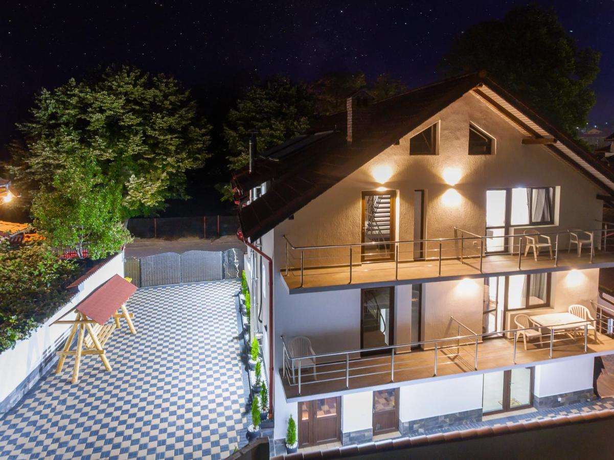 Pensiunea D & Ylan Hotell Novaci-Străini Exteriör bild