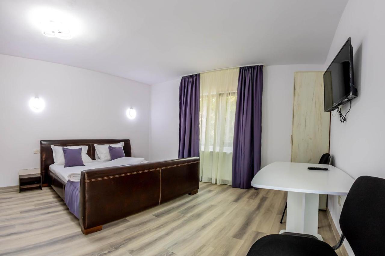 Pensiunea D & Ylan Hotell Novaci-Străini Exteriör bild