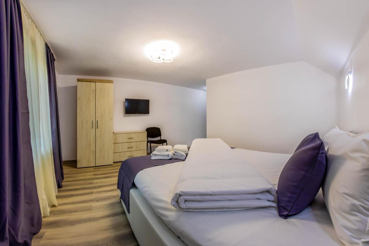 Pensiunea D & Ylan Hotell Novaci-Străini Exteriör bild