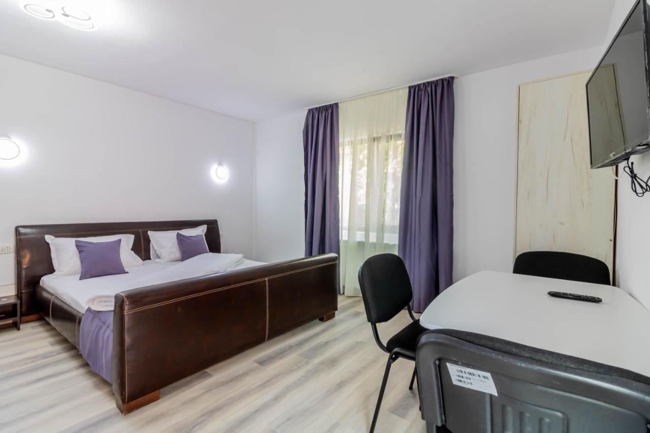 Pensiunea D & Ylan Hotell Novaci-Străini Exteriör bild