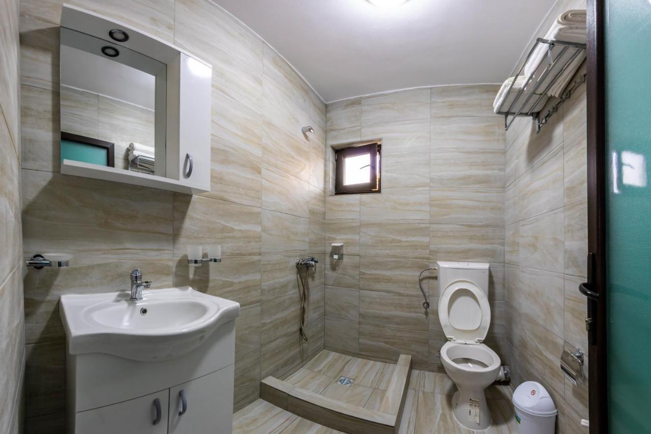 Pensiunea D & Ylan Hotell Novaci-Străini Exteriör bild
