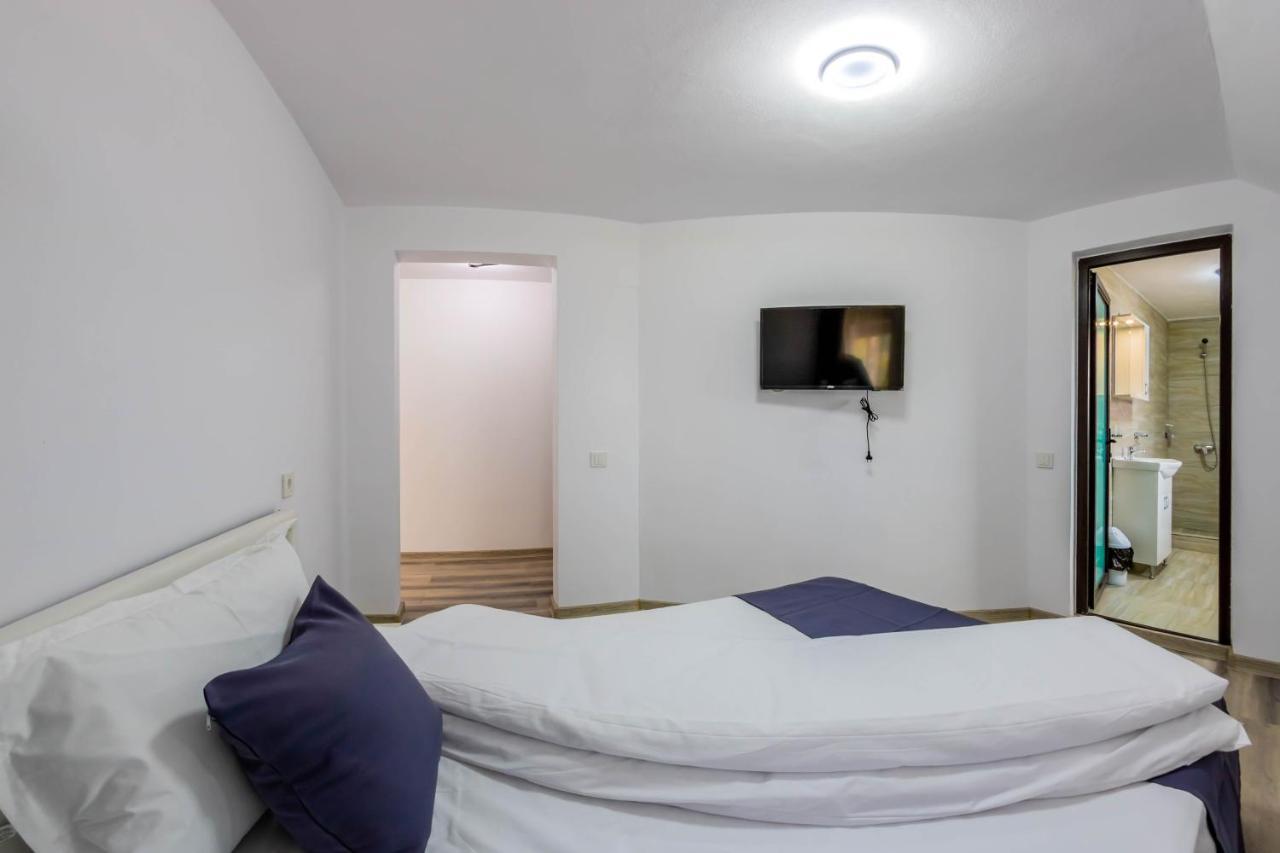Pensiunea D & Ylan Hotell Novaci-Străini Exteriör bild