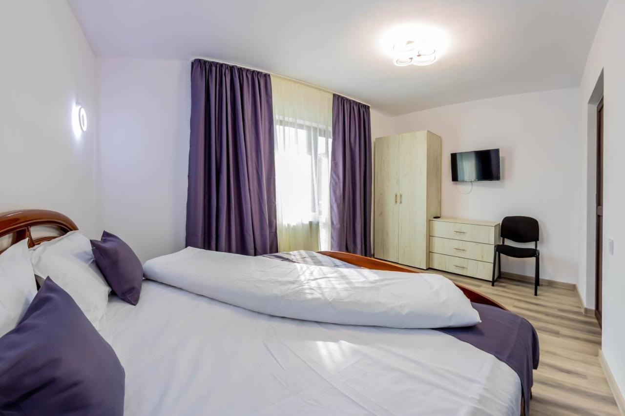 Pensiunea D & Ylan Hotell Novaci-Străini Exteriör bild