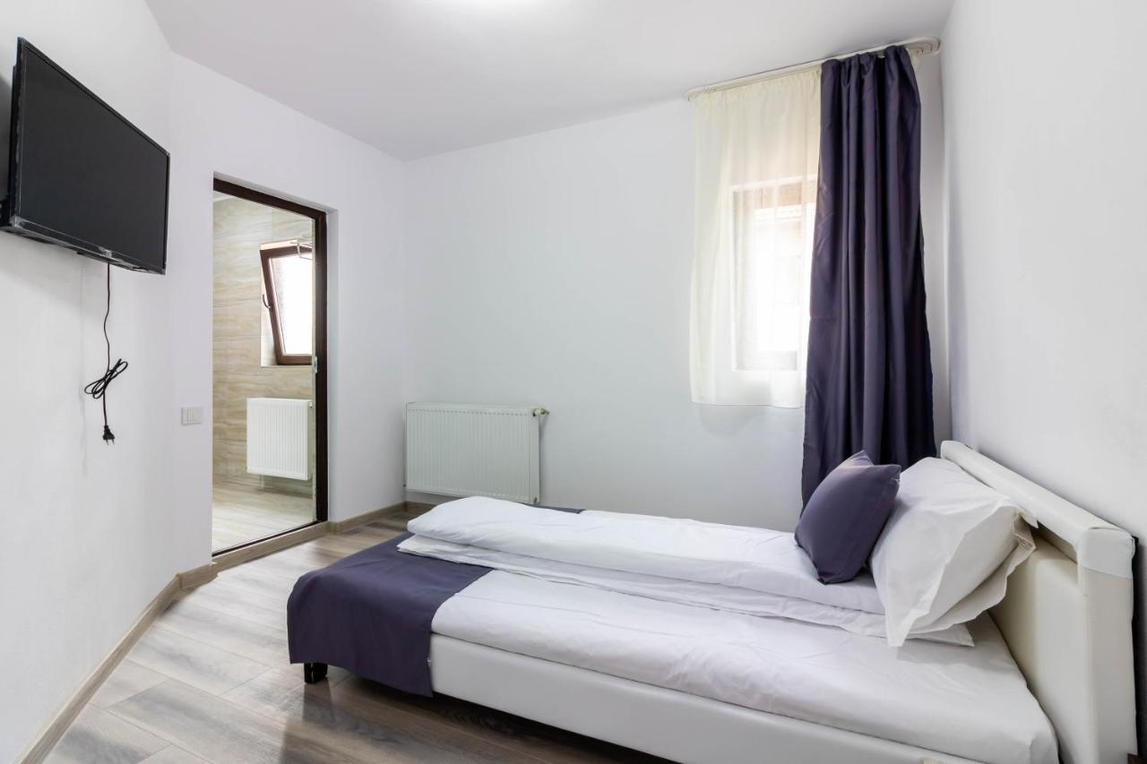 Pensiunea D & Ylan Hotell Novaci-Străini Exteriör bild