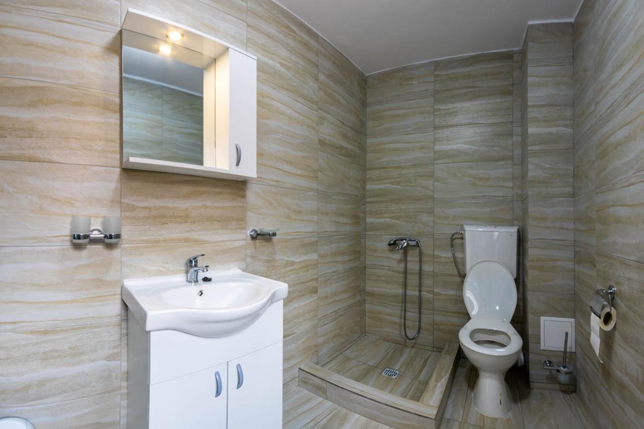 Pensiunea D & Ylan Hotell Novaci-Străini Exteriör bild