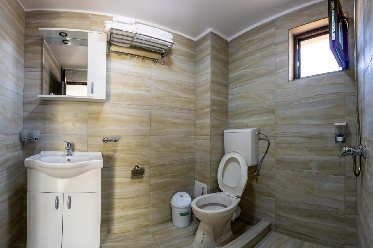 Pensiunea D & Ylan Hotell Novaci-Străini Exteriör bild