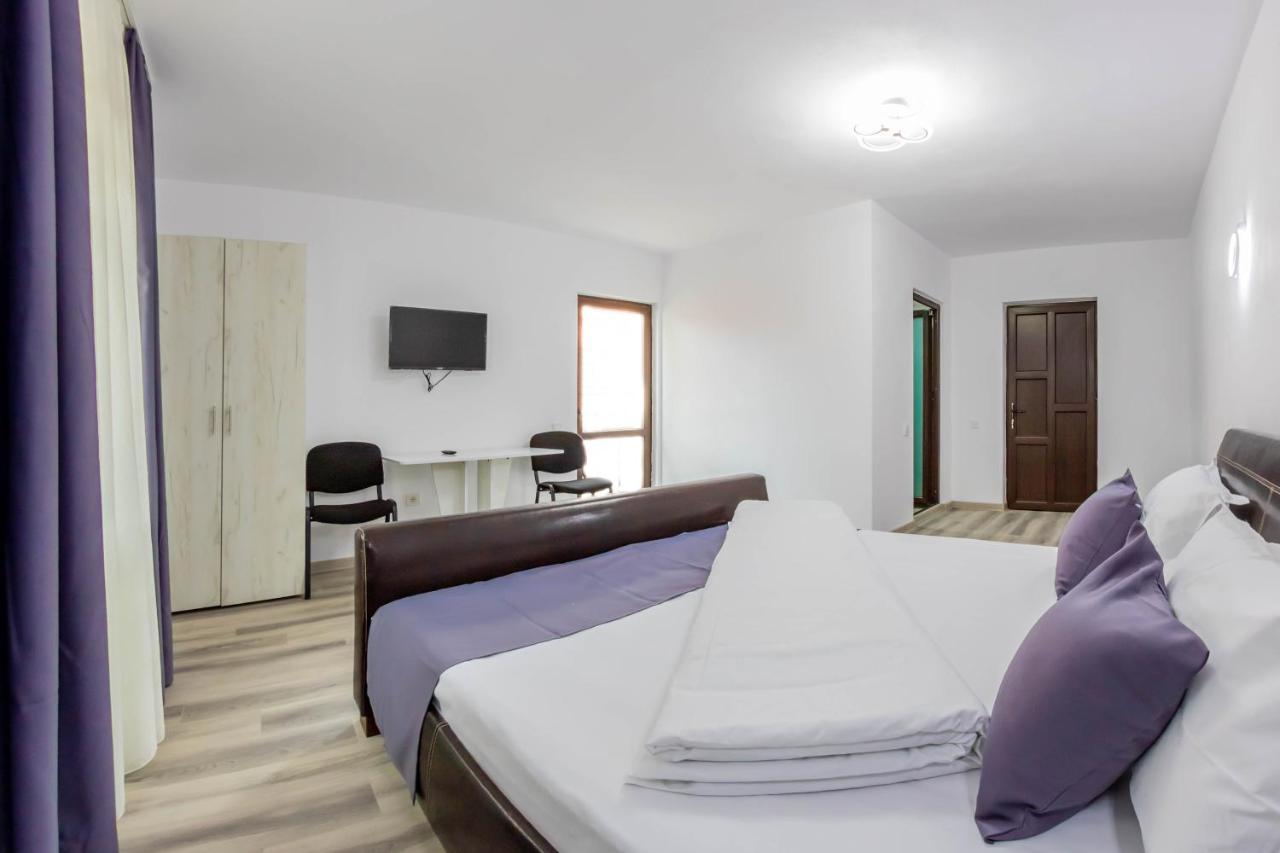 Pensiunea D & Ylan Hotell Novaci-Străini Exteriör bild