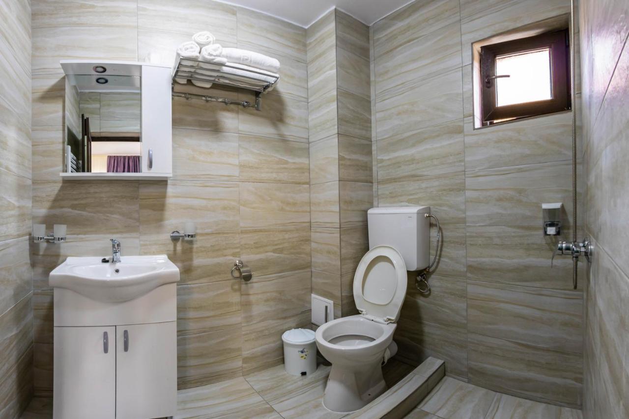 Pensiunea D & Ylan Hotell Novaci-Străini Exteriör bild