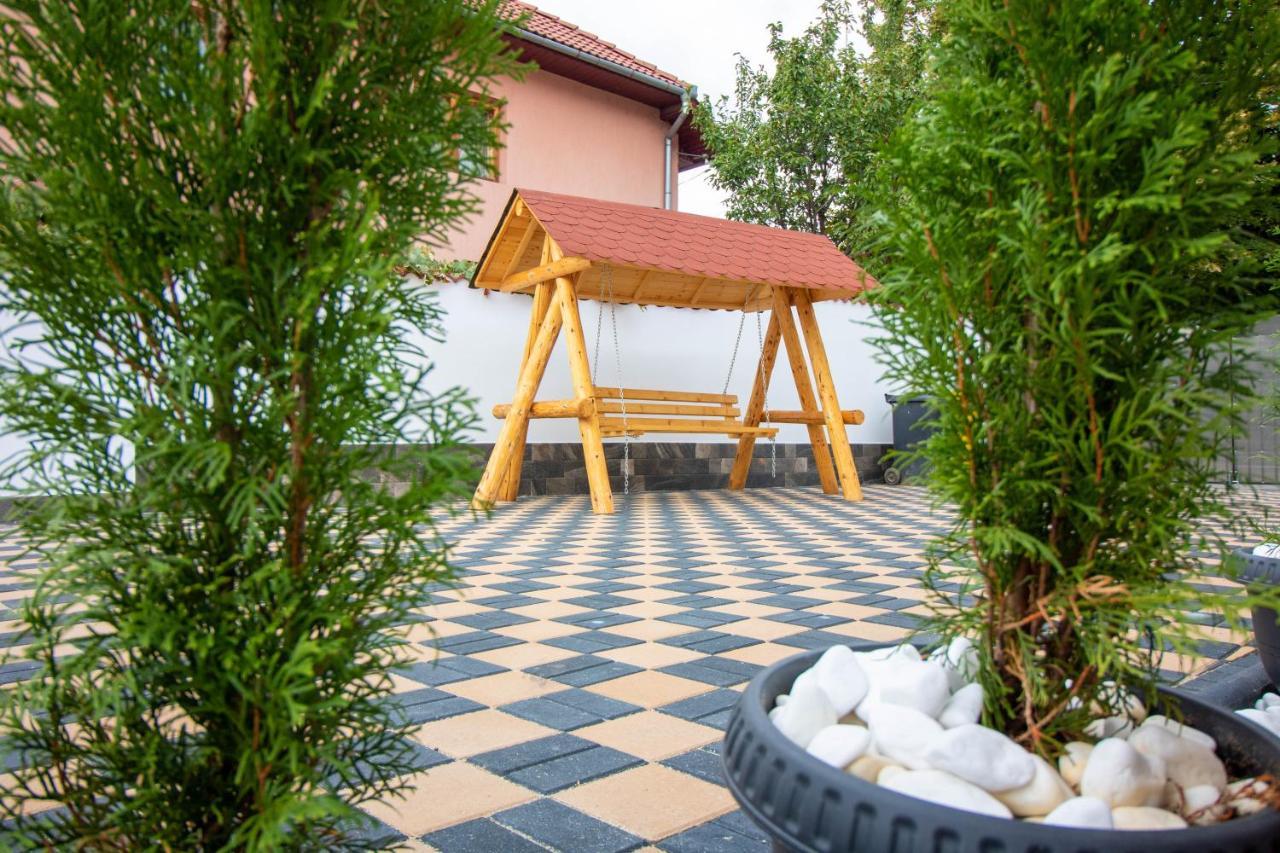 Pensiunea D & Ylan Hotell Novaci-Străini Exteriör bild