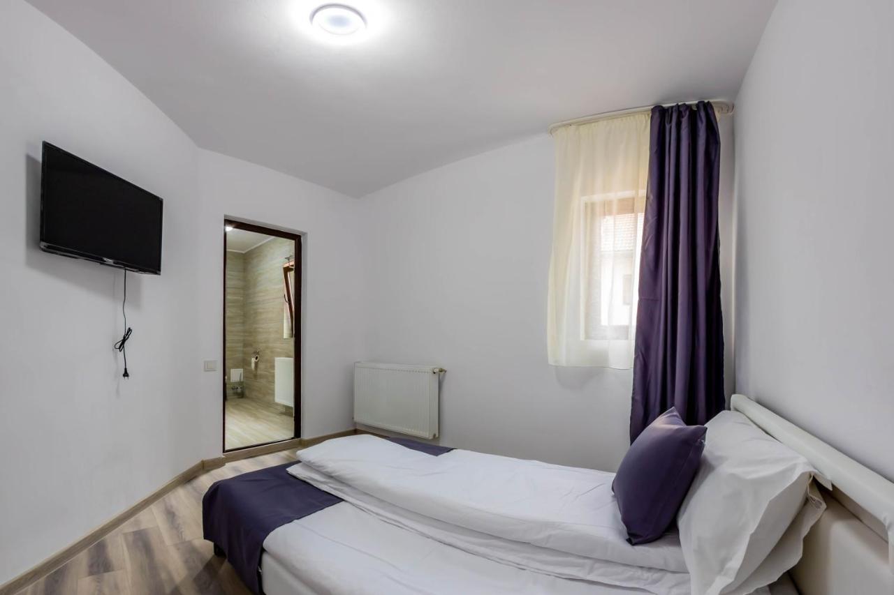Pensiunea D & Ylan Hotell Novaci-Străini Exteriör bild