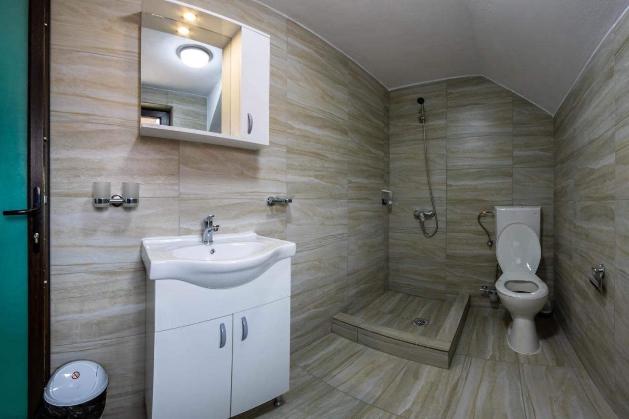 Pensiunea D & Ylan Hotell Novaci-Străini Exteriör bild